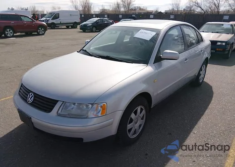 1999 Volkswagen Passat Glx z USA, uszkodzony, nr VIN WVWPD63B6XE466211